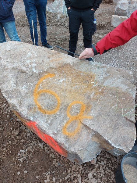 "Sprengen" zerkleinern von Steinen, Gestein, Beton und Fundament